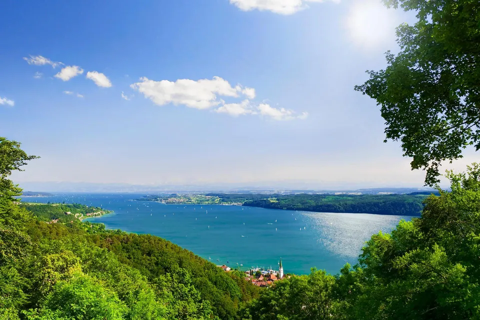 Blick von oben über den Bodensee bei Bregenz