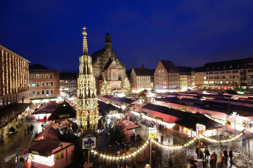 Christkindlesmarkt vor der Frauenkirche in Nürnberg am Abend