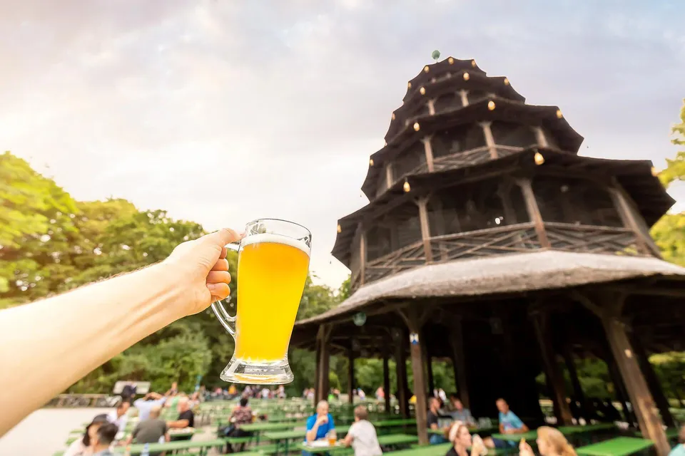 Ein Maßkrug vor dem Chinesischen Turm im Englischen Garten in München