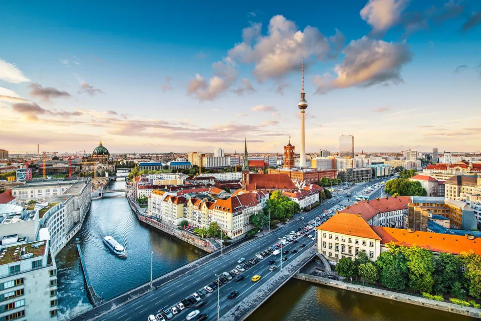 Blick über die Spree auf den Berliner Fernsehturm