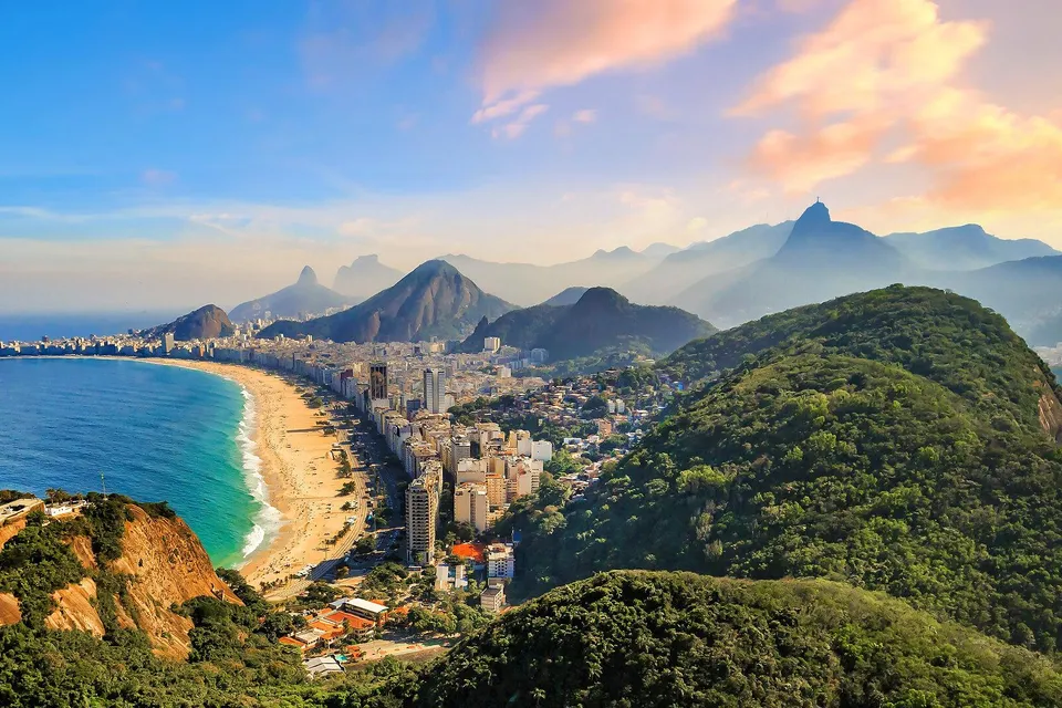 Strände und Berge von Rio de Janeiro aus der Luft