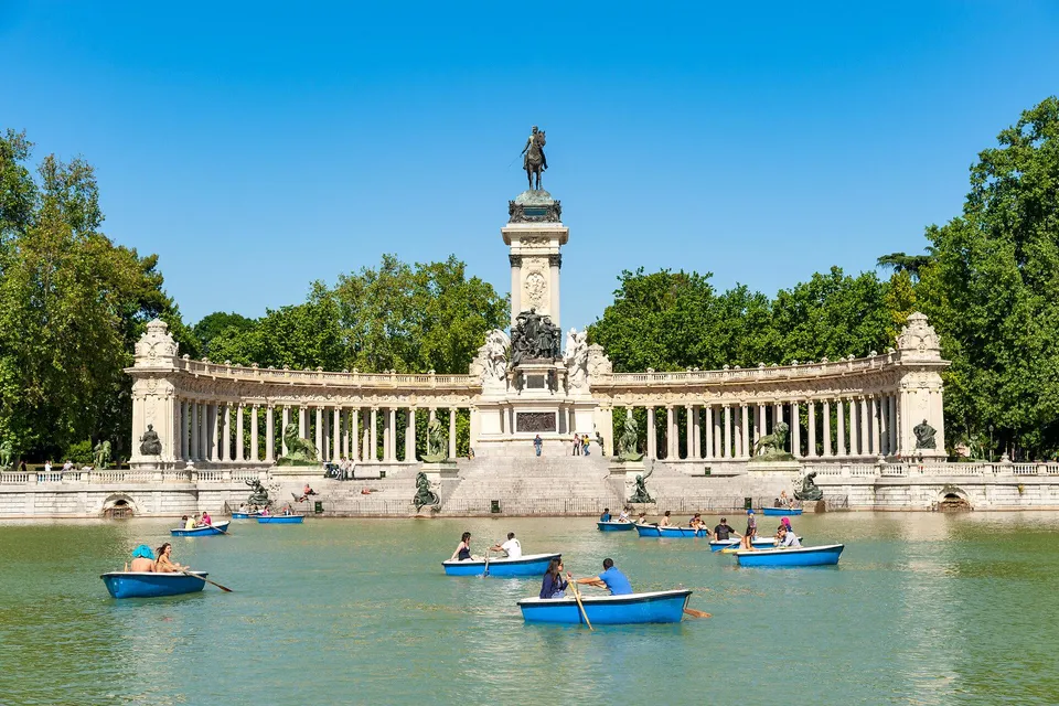Ruderboote auf dem Teich im Retiro-Park in Madrid