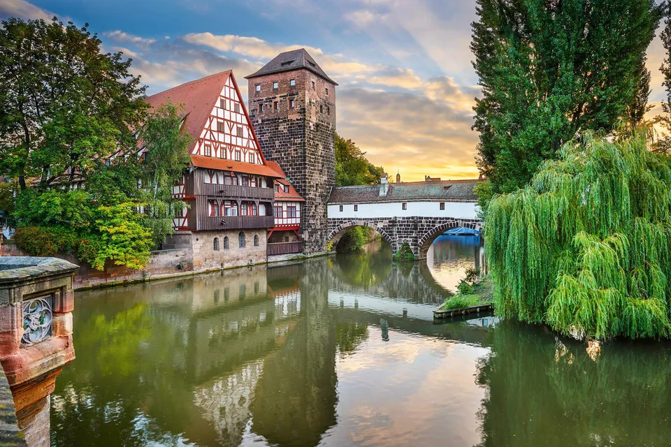 Weinstadel und Henkersteg an der Pegnitz in Nürnberg