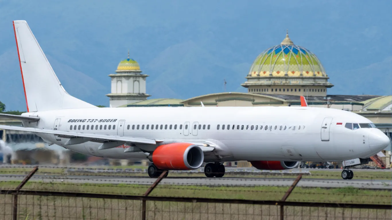 Boeing 737-900ER von der Seite auf der Rollbahn mit schmaler, spitzer Nase