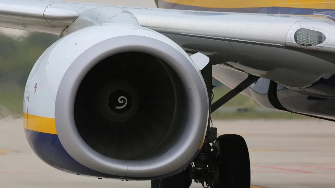 Triebwerk einer Boeing 737-800 von schräg vorne mit unten abgeflachter Verkleidung