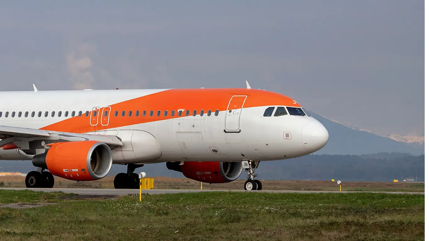 Airbus der A320-Familie von der Seite auf der Rollbahn mit runder, gleichmäßig gewölbter Nase