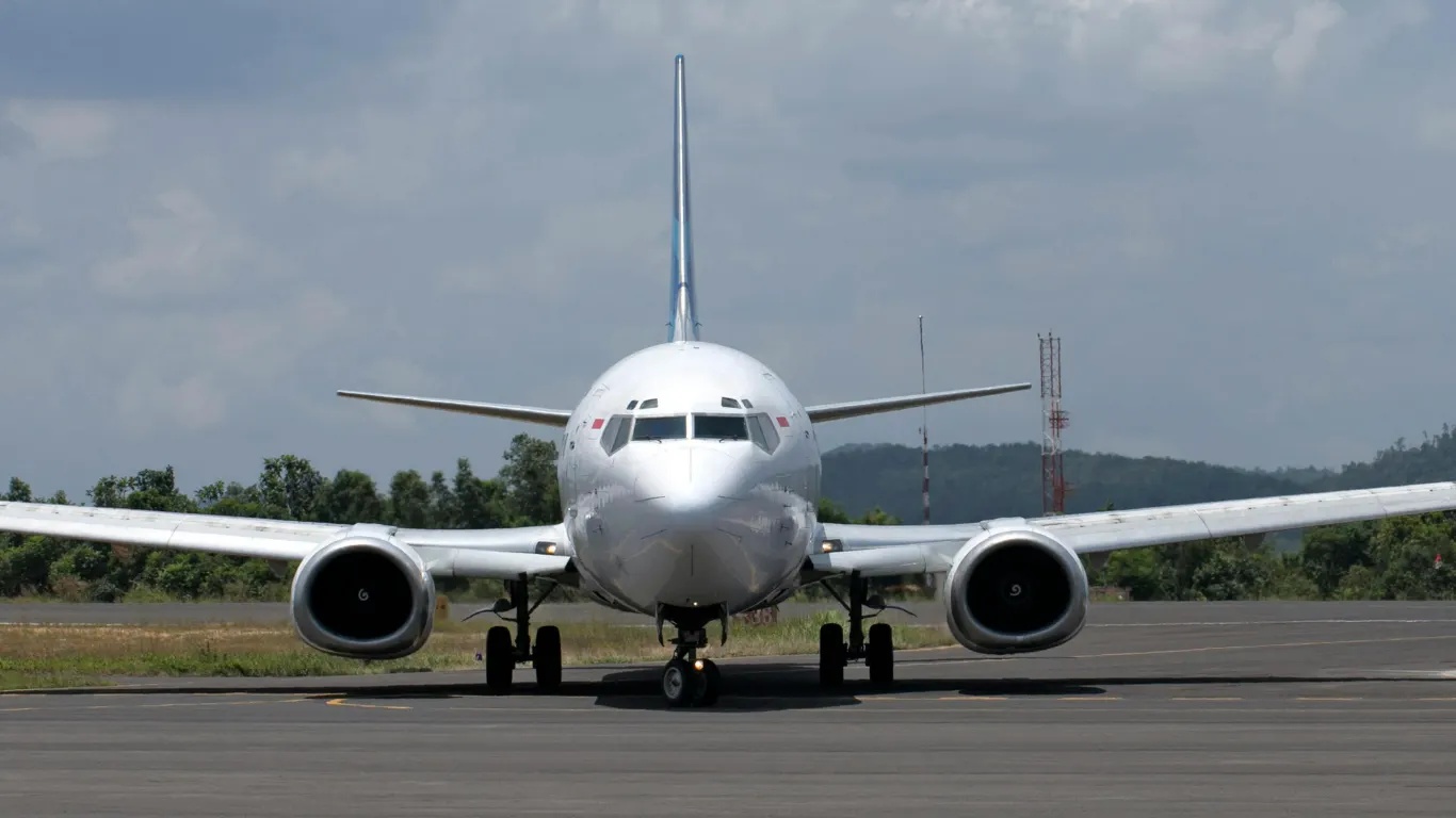 Ältere Boeing 737 frontal mit kleinen Augenbrauen-Fenstern über der Frontscheibe und unten abgeflachten Triebwerken