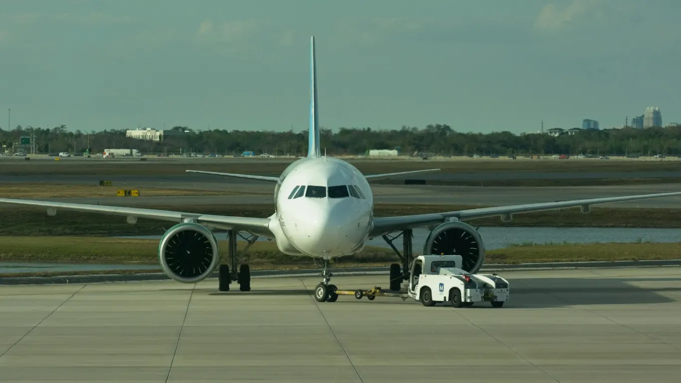 Airbus der A320-Familie frontal auf dem Vorfeld mit runder Nase und großen runden Triebwerken