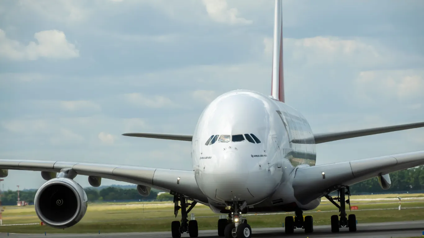 Airbus A380 frontal auf dem Rollfeld, beide Passagierdecks gut erkennbar
