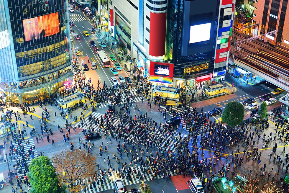 Shibuya Crossing in Tokyo. Hier passieren pro Minute bis zu 15.000 Menschen