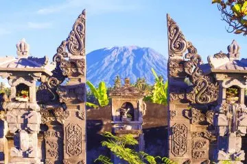 Blick zwischen steinernen Tempeltoren auf den Vulkan Gunung Agung auf Bali