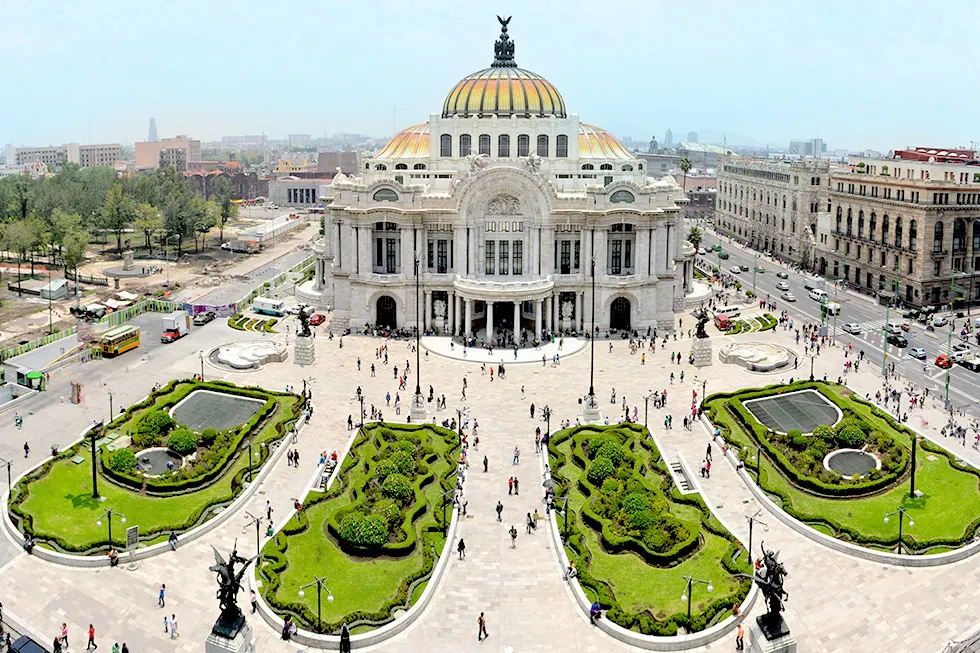 Palacio de Bellas Artes mit Parkanlagen aus der Vogelperspektive in Mexiko-Stadt