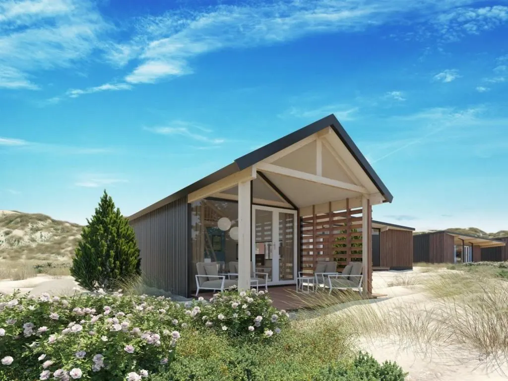 Dünenhaus mit überdachter Terrasse zwischen Strandrosen und Dünengras, Visualisierung