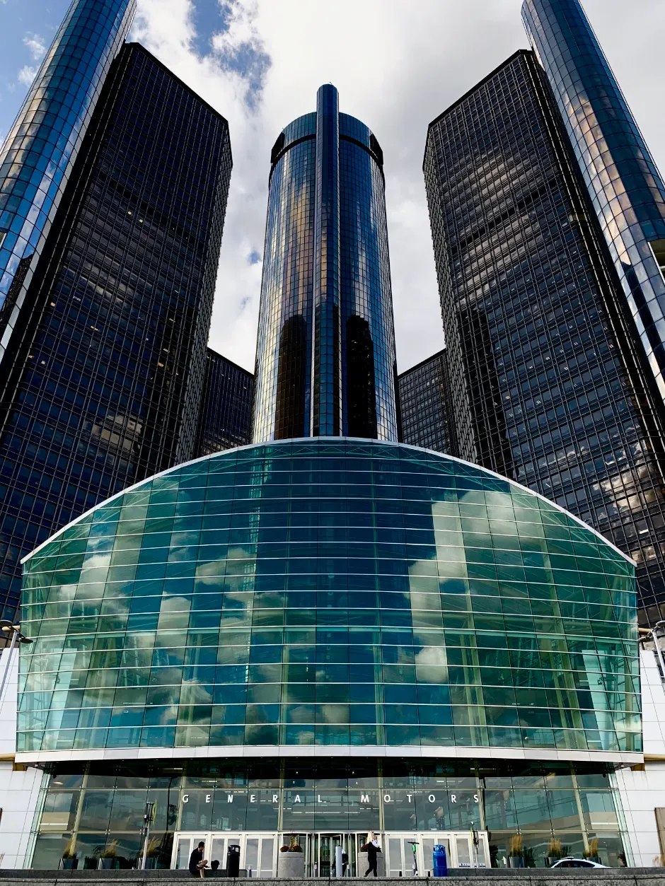 Frontalblick von unten auf die verglaste Rotunde und die Türme des General-Motors-Hauptquartiers