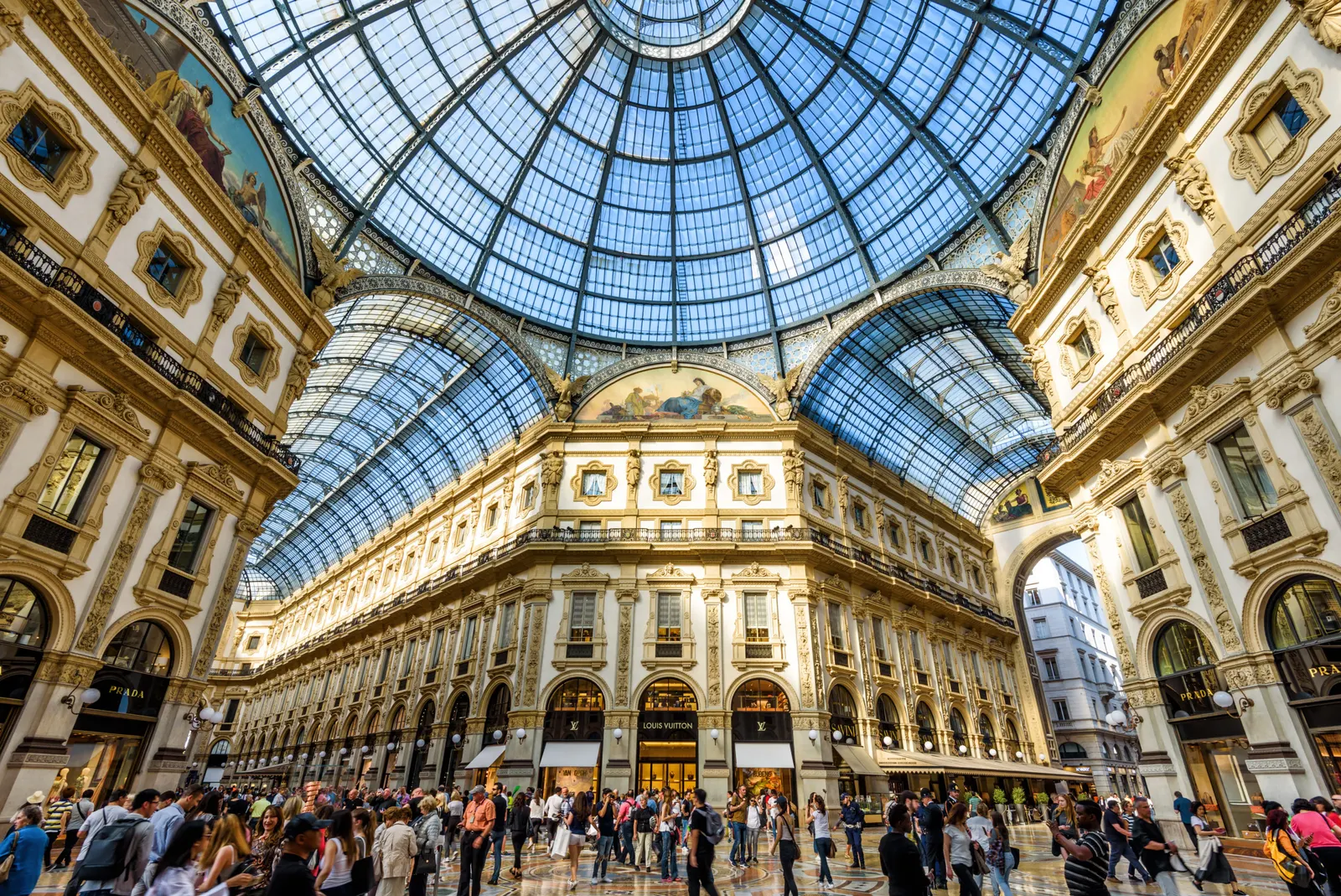 Glaskuppel und Prachtfassaden der Galleria Vittorio Emanuele II mit vielen Besuchern