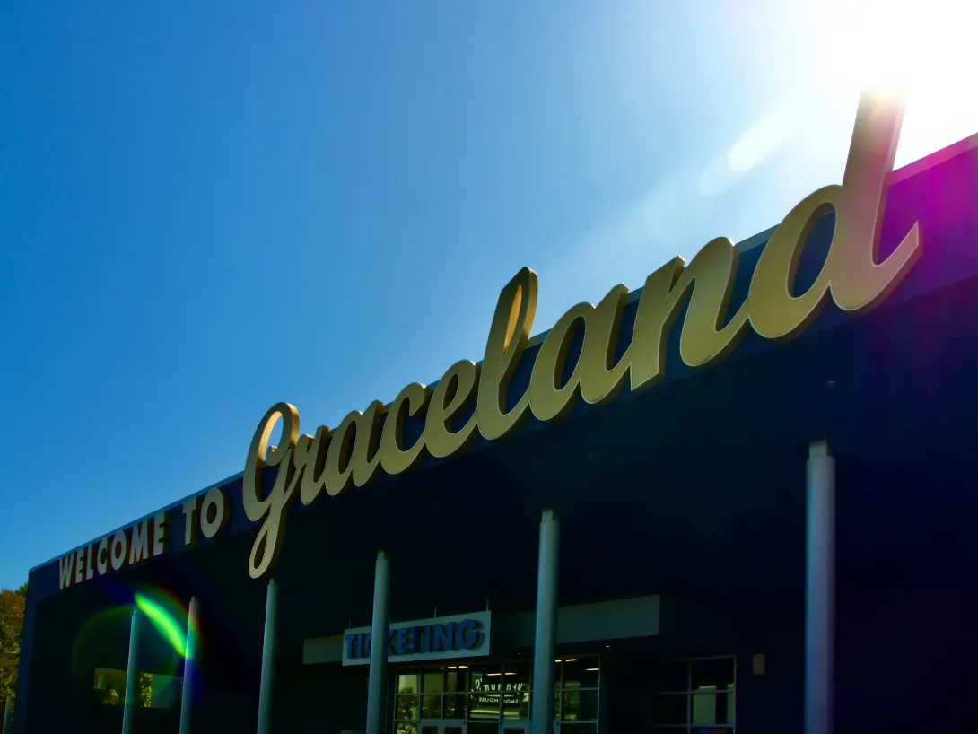 Goldene Schriftzüge „Welcome to Graceland“ auf dem Besucherzentrum gegen blauen Himmel