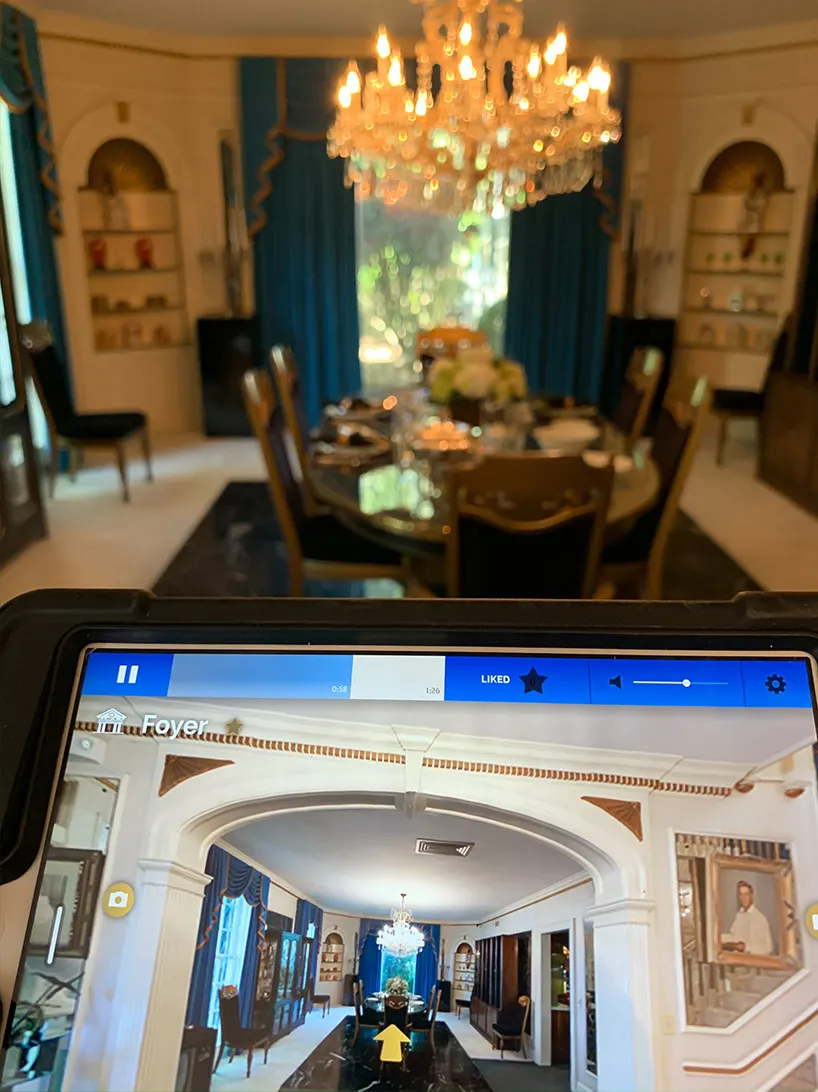 Mit iPad und John Stamos' Stimme im Inneren der Graceland Villa
