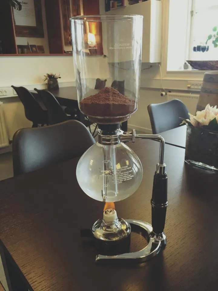 Siphon-Kaffeebereiter mit Kaffeepulver auf dunklem Tisch im Café Toqqorfik in Nuuk