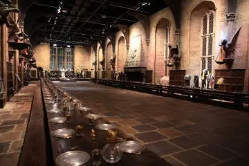 Kulisse der Großen Halle aus Harry Potter mit gedeckter Langtafel und Zinnteller