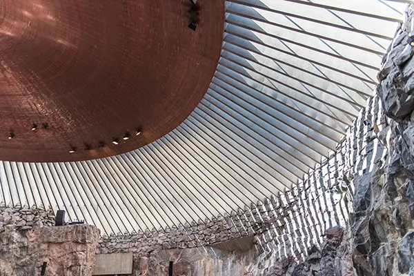 Kupferkuppel und Felswände im Innenraum der Felsenkirche Temppeliaukio in Helsinki