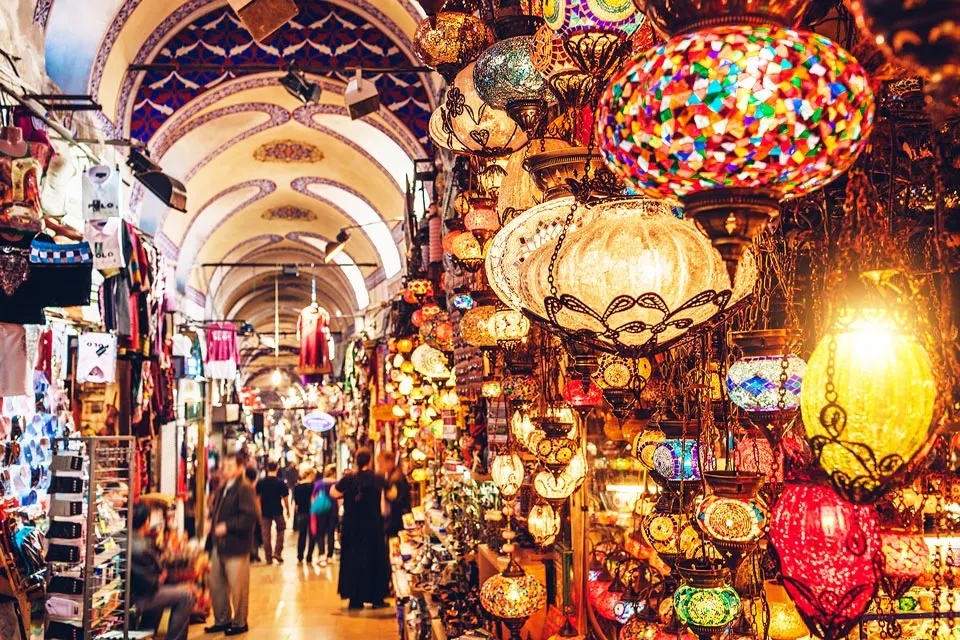 Bunte Glaslampen im überwölbten Gang des Großen Basars in Istanbul