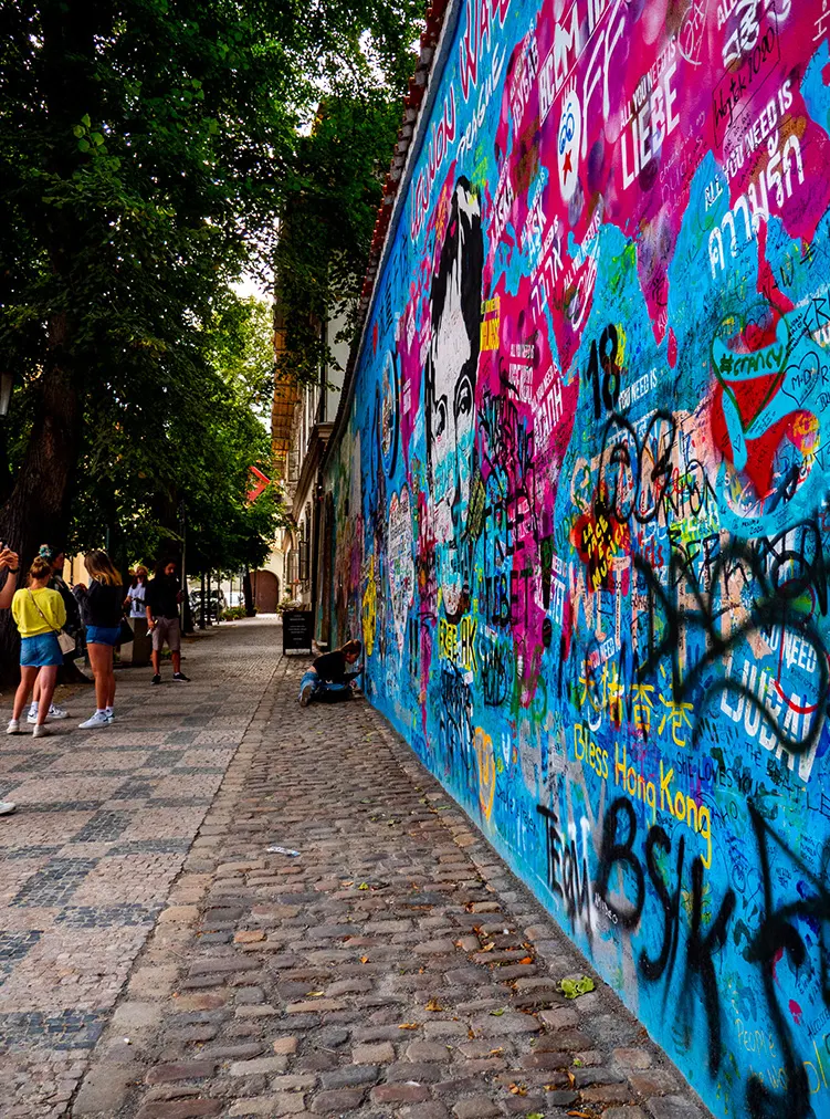 "Schlange stehen" an der John Lennon Wall