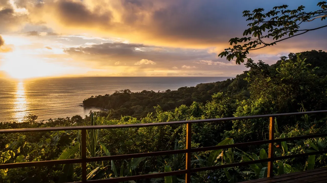 Sonnenuntergang über dem Pazifik, Blick von der Terrasse der Lapa Rios Lodge über den Regenwald