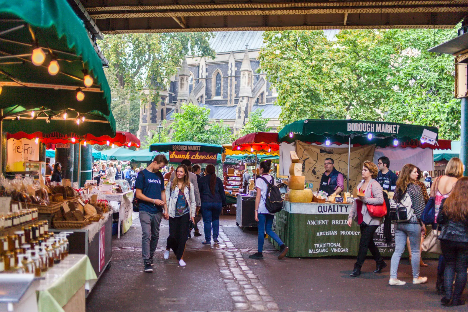 Stände und Besucher in der Markthalle des Borough Market