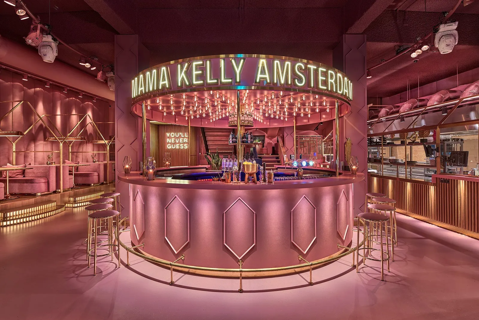 Runde rosa Bar mit Leuchtschrift „MaMa Kelly Amsterdam“ und goldenen Barhockern