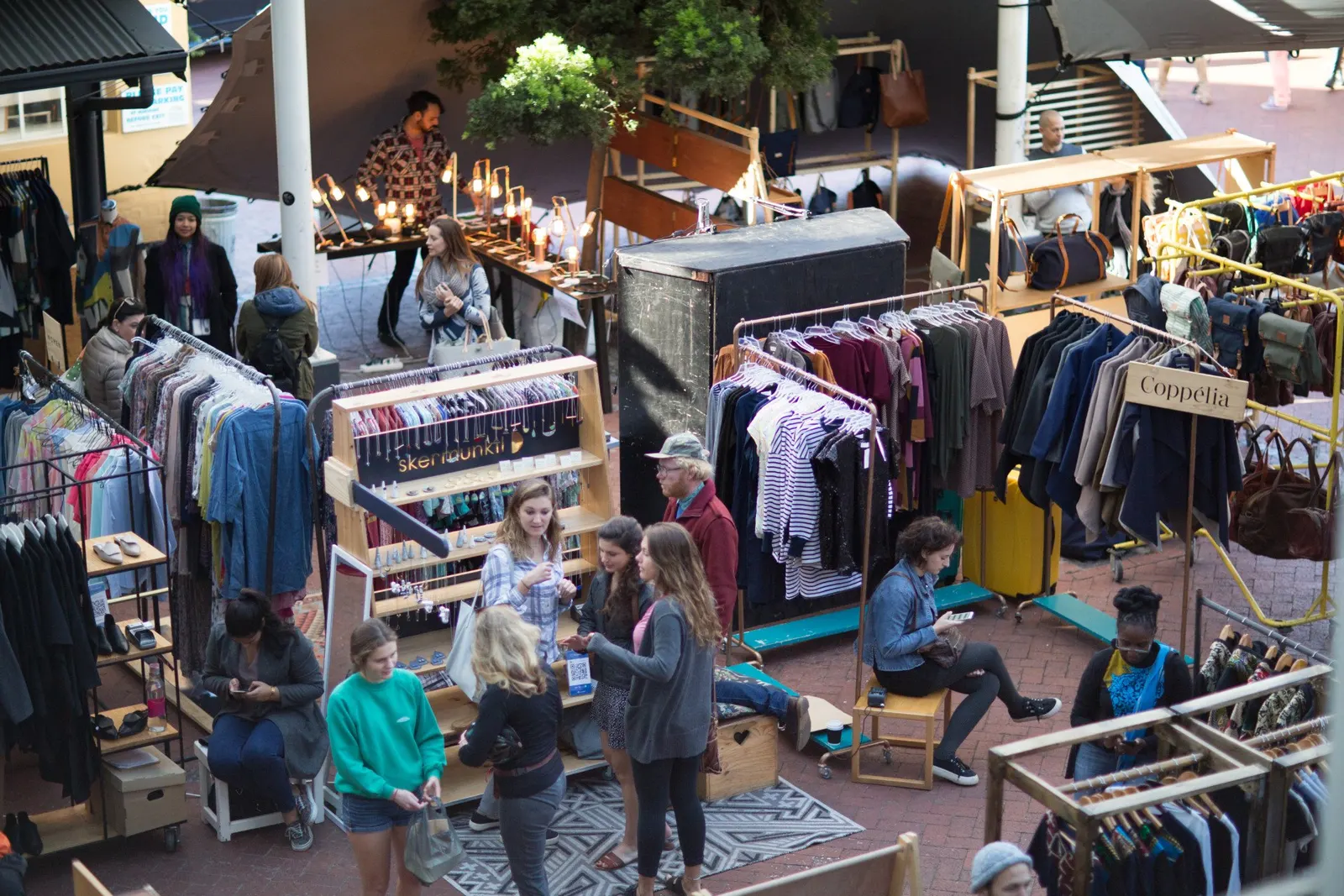 Blick von oben in die Markthalle des Neighbourgoods Market mit Kleiderständern und Besuchern
