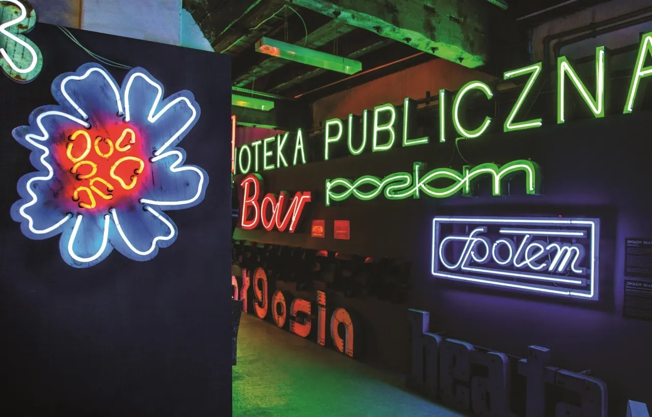 Grüne Neonschrift im Neon-Museum