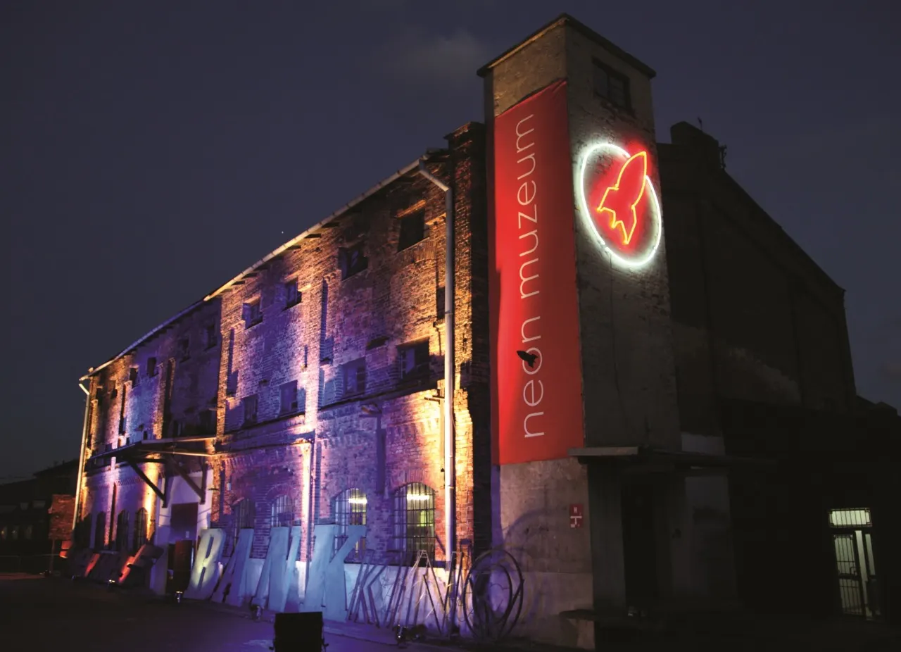 Neon-Museum von außen bei Nacht
