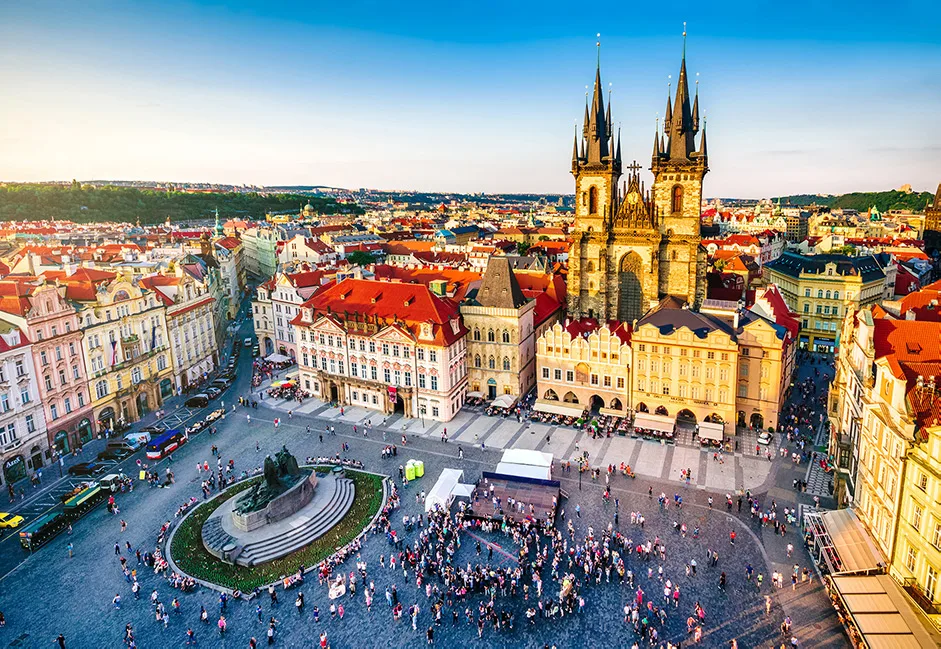 Blick über den Prager Altstädter Ring mit der Teynkirche und den bunten Häuserfassaden