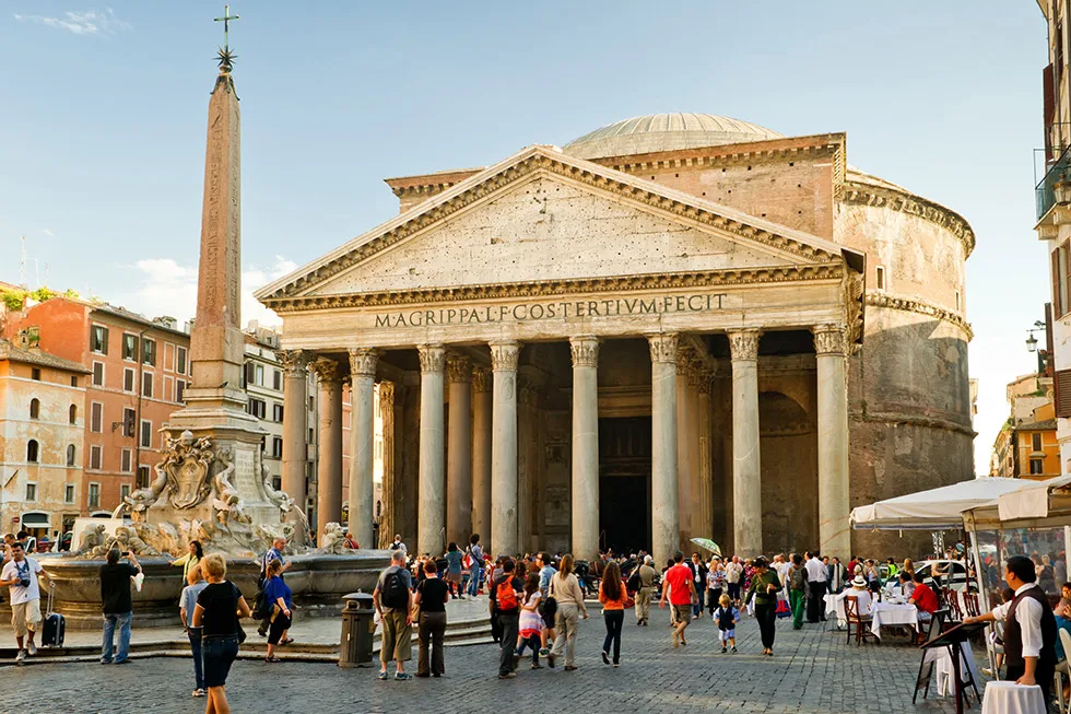 Menschen auf der Piazza della Rotonda vor dem Pantheon, links der Obelisk auf dem Brunnen