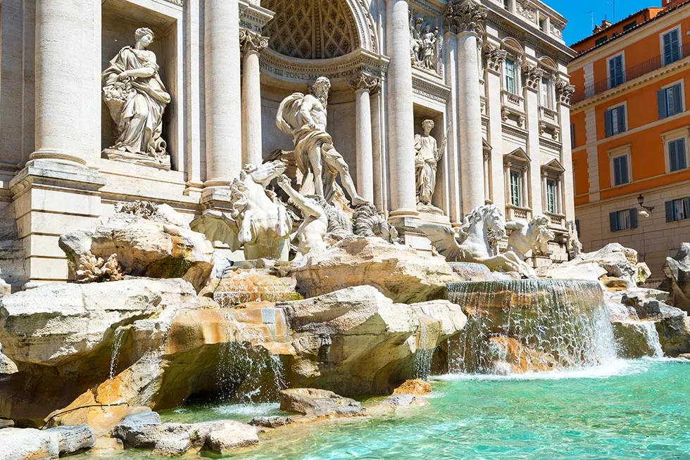 Figurengruppe und Wasserfälle des Trevi-Brunnens über dem türkisfarbenen Becken
