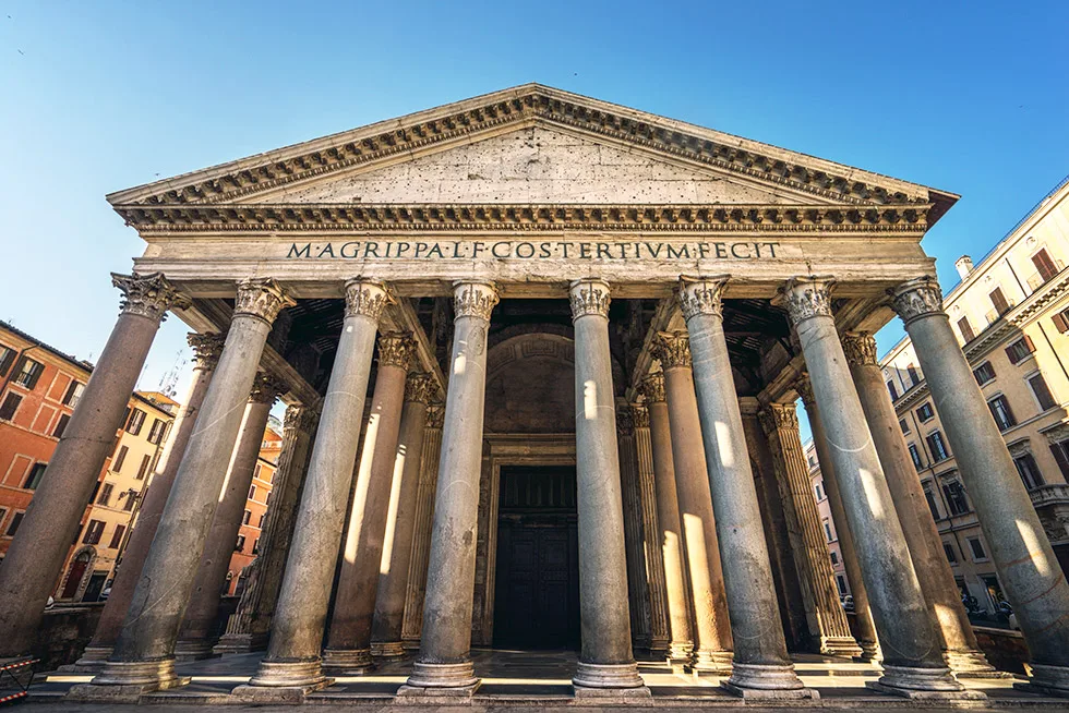 Säulenportikus des Pantheon mit lateinischer Inschrift im Giebel vor blauem Himmel