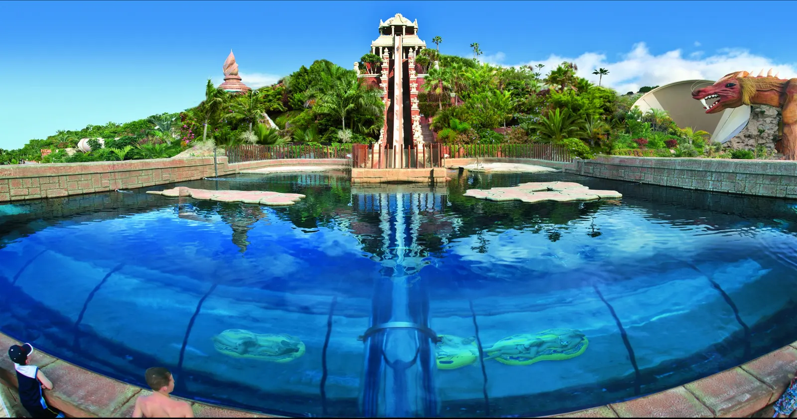 Rutschenturm Tower of Power im Siam Park über dem blauen Auslaufbecken