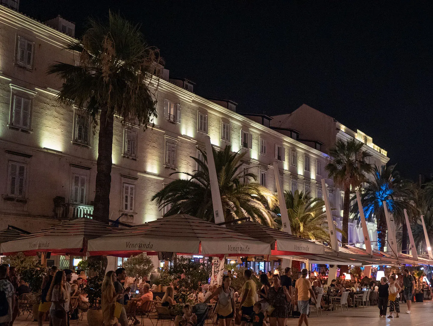 Nachtleben an am Hafen und der Altstadt von Split
