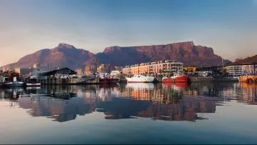 Boote an der Victoria and Alfred Waterfront in Kapstadt, dahinter der Tafelberg