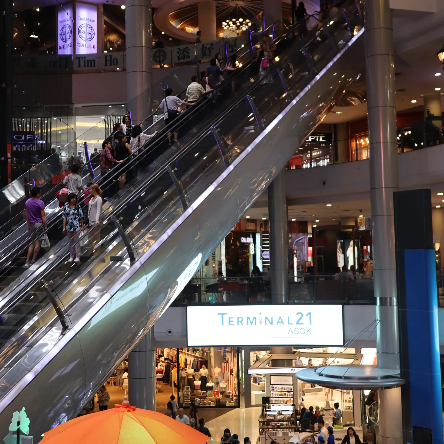 Lange Rolltreppe über mehreren Ladenebenen, darunter das Schild Terminal 21 Asok