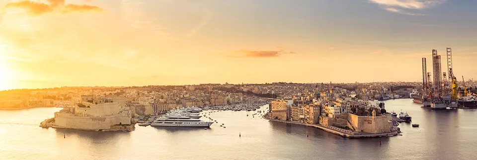 Panorama des Grand Harbour mit den Halbinseln der Three Cities im Abendlicht