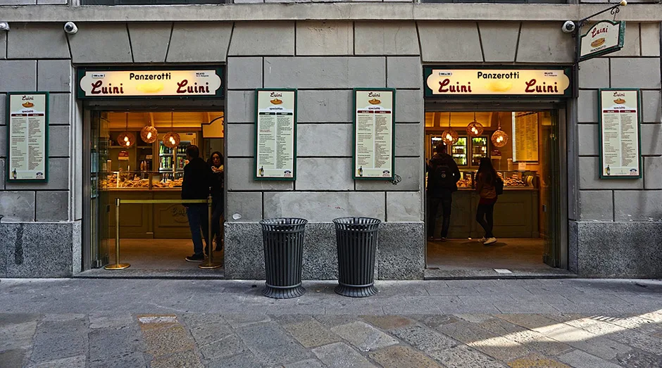 Zwei offene Eingänge der Panzerotti-Bäckerei Luini an einer gepflasterten Gasse