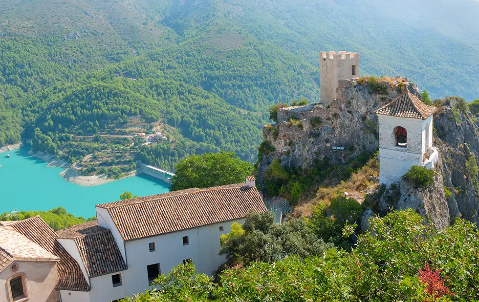 Blick über Guadalest und den Stausee