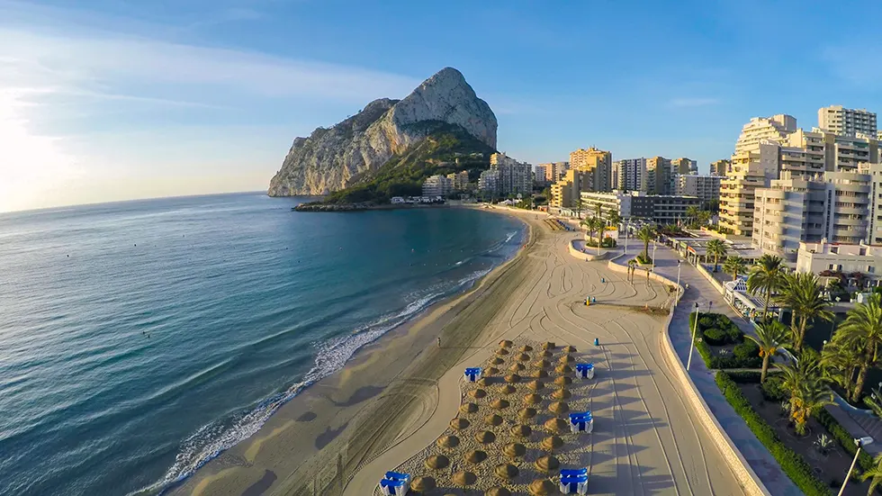 Luftaufnahme der Bucht von Calp mit Sandstrand, Hotels und dem Felsen Peñón de Ifach