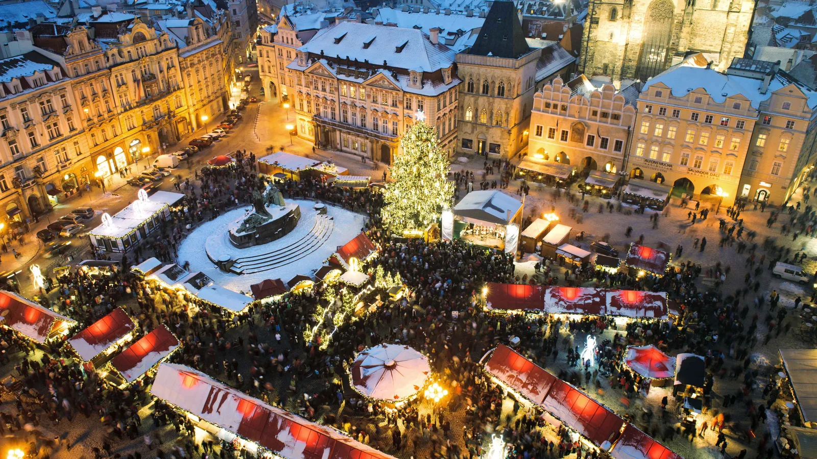 Weihnachtsmarkt am Altstädter Ring in Prag von oben, beleuchteter Weihnachtsbaum zwischen den Buden